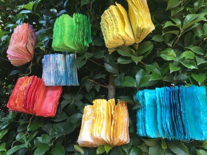 Tiziana Priori, colori vibranti su carte di pregio